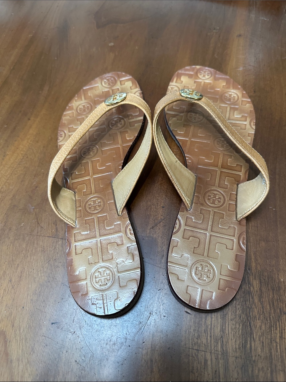 Tory Burch Tan Leather Logo Flip Flop Sandals with Gold Emblem - Picture 3 of 5